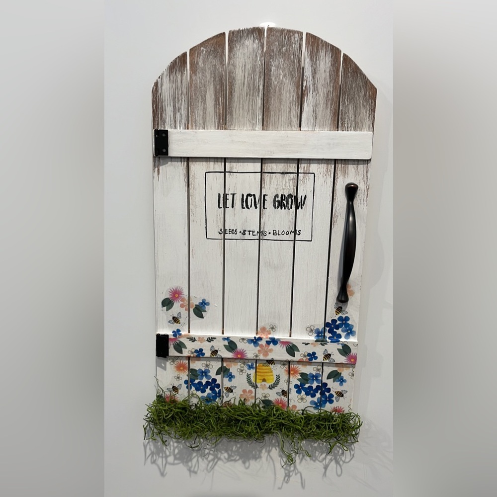 Super cute garden gate wall decor!